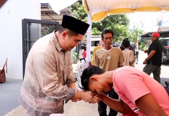 Bupati Roby dan Hafizha Silaturahmi Lebaran dengan Masyarakat