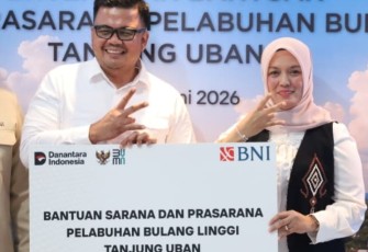 Wakil Bupati Bintan Deby saat menerima Bantuan secara simbolis