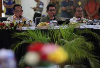 Kepala BNPB Letjen TNI Dr. Suharyanto S.Sos., M.M., (kacamata baju hijau tactical) menyampaikan arahan dalam Rapat Koordinasi Penanganan Darurat Gempabumi M 7,7 Flores di Kantor Bupati Manggarai Barat, Nusa Tenggara Timur, Minggu (16/8).