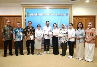 Wali Kota Batam, Amsakar Achmad, bersama Wakil Wali Kota Batam, Li Claudia Chandra, menerima kunjungan kerja pimpinan dan anggota DPRD Kota Tangerang Selatan Jumat, (4/9/2026) di Ruang Kerja Wali Kota Batam.