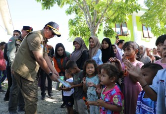 Kepala BNPB Letjen TNI Dr. Suharyanto, S.Sos., M.M ( kemeja dan rompi cokelat) menyapa warga penyintas yang berada di Balai Latihan Kerja (BLK) pemerintah Kabupaten Gayo Lues, pada Kamis (12/3) pagi. Mereka merupakan warga Desa Pepelah, Kecamatan Pining, Kabupaten Gayo Lues, Provinsi Aceh