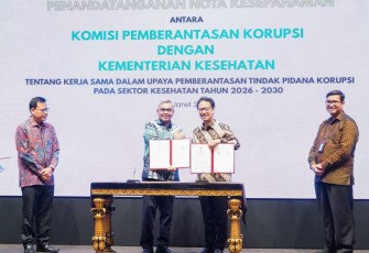 Menkes Budi Gunadi Sadikin saat menandatangani PKS dengan KPK di Jakarta, Rabu (11/3)