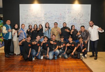 Menteri Ekonomi Kreatif, Teuku Riefky Harsya bersama Wakil Menteri Ekonomi Kreatif, Irene Umar mengunjungi pameran Pipilaka Calling di Sarinah Thamrin, Jakarta, Rabu (21/1/2025)