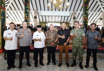 Foto bersama dalam Rapat Koordinasi Sinergi dan Optimalisasi Program Makan Bergizi Gratis (MBG) di Pendopo Agung Kabupaten Malang, Jumat (27/2/2026) pagi.
