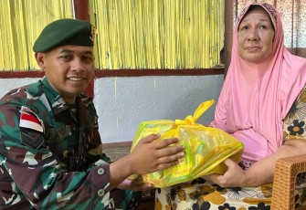 Satgas Pamtas Yonarmed 12 Kostrad Berbagi Sembako di Atapupu dan Dualaus
