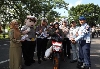 Polres Magetan Berbagi Bunga dan Es Krim di Operasi Keselamatan Semeru 2026