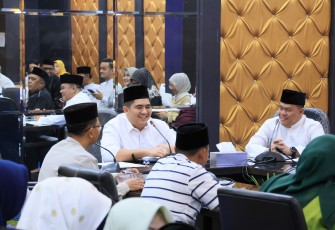Bupati Bintan Roby Kurniawan saat Pimpin Rapat Staf Hari Terakhir Jelang Lebaran