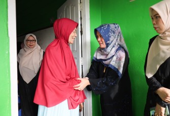 Wabup Bintan Deby Maryanti Kunjungi Lansia  di Kp Pisang, Kijang, Kecamatan Bintan Timur, Selasa (17/03/2026 ) sore.