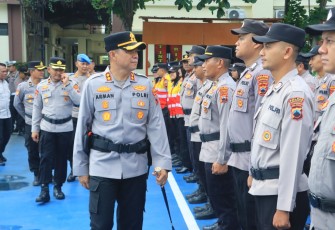 Kapolres Karanganyar, Arman Sahti, memimpin Apel Gelar Perlengkapan dan Personel, di Lapangan Wira Satya, Kamis (30/4/2026) pagi.