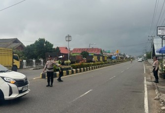 Personel Polres Mukomuko Kawal Kegiatan Masyarakat 
