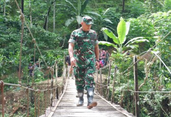 Dandim Pacitan Dampingi Danrem 081/Dsj Meninjau Progres Pembangunan KDMP dan Jembatan Gantung Di Pacitan