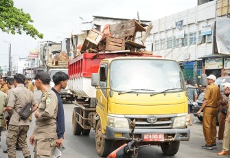  Puluhan Pedagang Kaki Lima (PKL) dengan kesadaran penuh mulai membongkar sendiri lapak dagangan mereka yang selama ini berdiri di atas fasilitas umum dan menyalahi aturan tata ruang kota