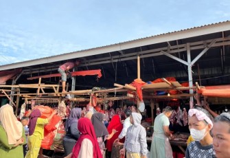 Satuan Polisi Pamong Praja (Satpol PP) Kota Bengkulu kembali melakukan penertiban terhadap para pedagang yang berjualan di badan dan daerah milik jalan (DMJ) kawasan Pasar Panorama, tepatnya di sepanjang Jalan Kedondong dan Jalan Belimbing, Rabu (18/2/2026) /Foto : MC 