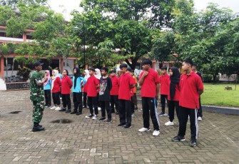 Kegiatan pemberian materi Activities of Daily Living (ADL) yang dilaksanakan oleh Koramil 0806-01/Trenggalek di Sekolah Rakyat Terintegrasi 50 Trenggalek, Selasa (17/2/2026).