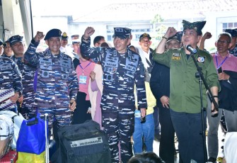TNI AL Berangkatkan Pemudik Lintas Rute Jakarta-Bangka Belitung Gunakan KRI Semarang-594