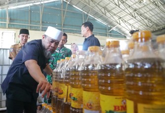 Gubernur Bengkulu, Helmi Hasan meninjau langsung rumah produksi minyak goreng sawit Bumi Merah Putih (BMP) di Kelurahan Sawah Lebar, Senin (20/4) /Foto : MC