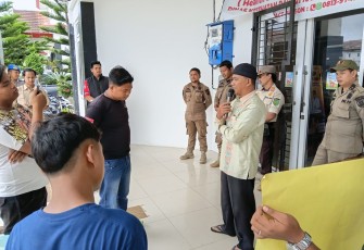 Massa GEMPUR saat diterima oleh Sekretaris Dinas Kesehatan Tapsel, Suryadi.