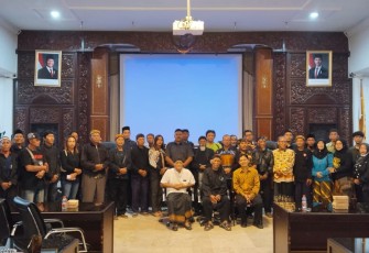 Seminar bertajuk "Kembal ke Jatidiri Jawa dengan Menggali Jejak Leluhur" di Gedung Paripurna DPRD Karanganyar, Sabtu (7/3/2026) malam.