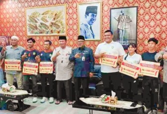 Wali Kota Lis Serahkan Bonus Atlet POPNAS 2025