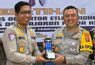 Penyerahan perangkat ETLE Mobile Handheld kepada Direktorat Lalu Lintas Polda Kalimantan Timur (Kaltim).
