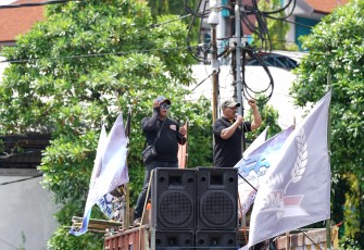 Massa yang membawa atribut poster bertuliskan "Tolak Perbudakan Digital" ini mendesak Pemerintah Provinsi dan DPRD Jatim segera menerbitkan Peraturan Daerah (Perda) sebagai payung hukum permanen bagi kemitraan transportasi daring di wilayah setempat.