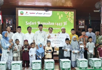  SKK Migas dan KKKS saat menyelenggarakan Safari Ramadan dan memberikan santunan kepada 200 anak yatim di Kabupaten Blora.