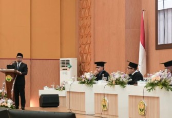 Anggota DPR Muhammad Khozin meraih gelar doktor dalam program Ilmu Administrasi Fakultas Ilmu Sosial dan Ilmu Politik (FISIP) Universitas Jember (Unej), Jumat (13/2/2026)