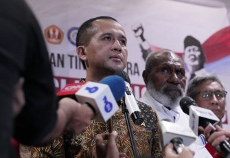 Anggota Komite Eksekutif Percepatan Pembangunan Papua, John Gluba Gebze dalam konferensi pers Kementerian Transmigrasi belum lama ini