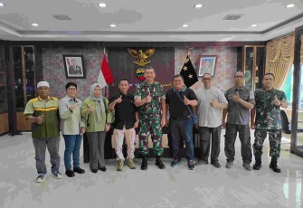 Pangdam I/BB Mayjen TNI Hendy Antariksa foto bersama wartawan di ruang kerjanya, Senin (5/1)
