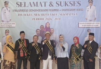 Lurah Mekarjaya Dra Nelda Purnadia Wardhani foto bersama usai pelantikan Ketua RT dan RW 01 Mekarjaya, Depok, Sabtu (10/1)