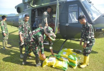 Dropping logistik untuk warga Desa Sait Kalangan II