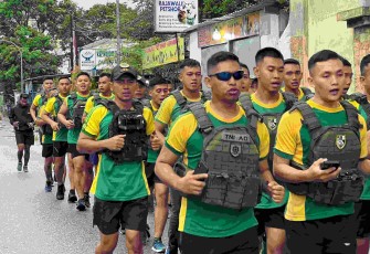 Lari sehat prajurit Satgas Yonarmed 12 Kostrad menggunakan bodyvest 