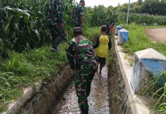 Pembersihan saluran air di wilayah binaan
