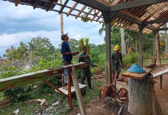 Bantu perbaiki rumah warga desa binaan 
