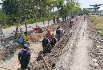 Kerja bakti di wilayah desa binaan 