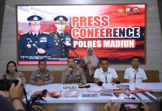 Kapolres Madiun AKBP Kemas Indra Natanegara saat konferensi pers 