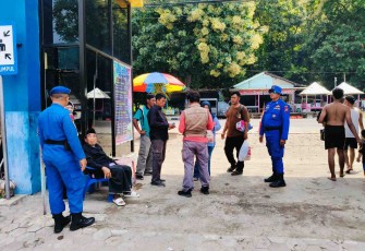 Pengamanan objek wisata pantai Pasir Putih 