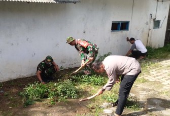 Kerja bakti bersihkan lingkungan bersama warga