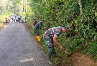 Kerja bakti bersihkan lingkungan bersama warga