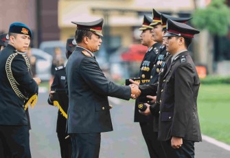 Kapolda Jatim Irjen Pol Nanang Avianto saat menyematkan tanda kehormatan personel berprestasi, Senin (19/1)