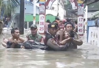 Polri evakuasi warga korban banjir di Cakung, Jakarta Timur, Minggu (18/1)
