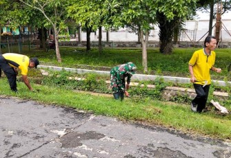 Bersihkan lingkungan bersama warga binaan