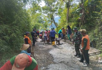 Gotong royong perbaiki jalan desa yang rusak