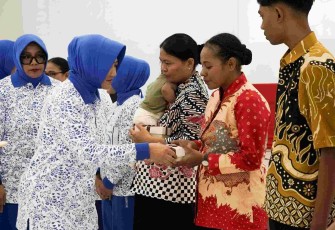 Ketua Daerah Kodaeral XIV Gabungan Jalasenastri Koarmada RI, Ny Maulina Djatmoko saat memberikan tali asih