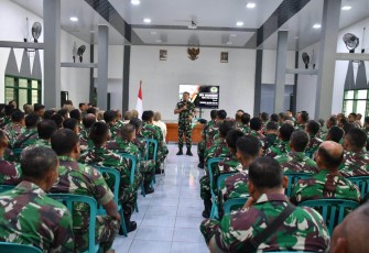 Dandim 0802/Ponorogo Letkol Arh Farauk Saputra menyampaikan jam komandan, Rabu (21/1)