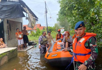 Evakuasi warga korban banjir di Kabupaten Pekalongan 