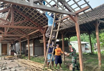 Gotong royong bantu renovasi rumah warga desa binaan 