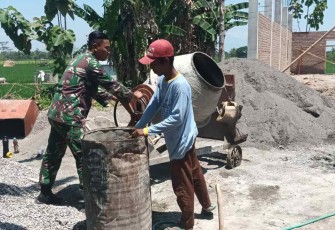 Bantu renovasi rumah warga desa binaan 