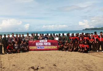 Aksi bersih pantai Konang Kabupaten Trenggalek 