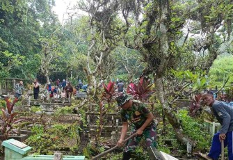 Gotong royong bersihkan TPU di wilayah desa binaan 